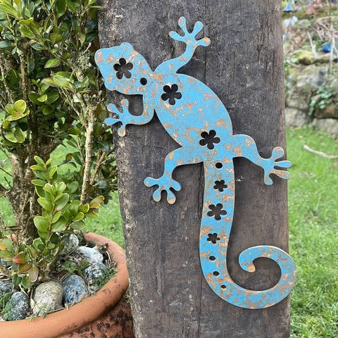Flower Lizard - heading left