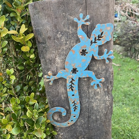 Flower Lizard - heading right